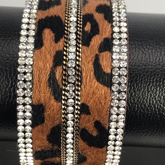 💥NEW💥 Vegan Leather Animal Print & Diamond Cuff - Picture 2 of 8